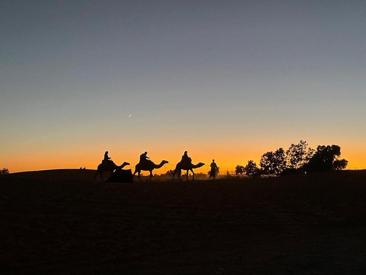 Hotel Les Roches Merzouga Bagian luar foto