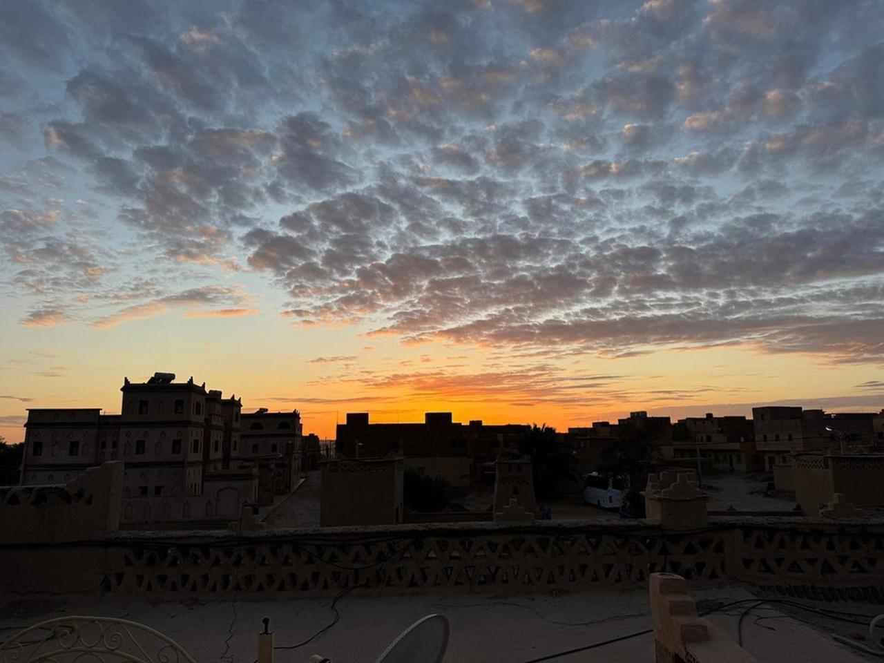Hotel Les Roches Merzouga Bagian luar foto